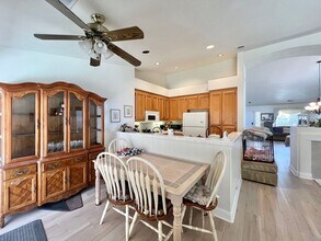 2351 Fairhaven Dr in Hollister, CA - Foto de edificio - Building Photo