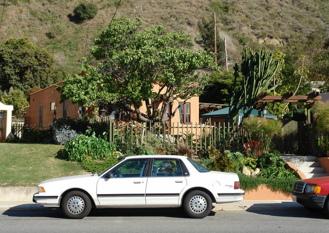 666 Cedar St in Ventura, CA - Building Photo - Building Photo