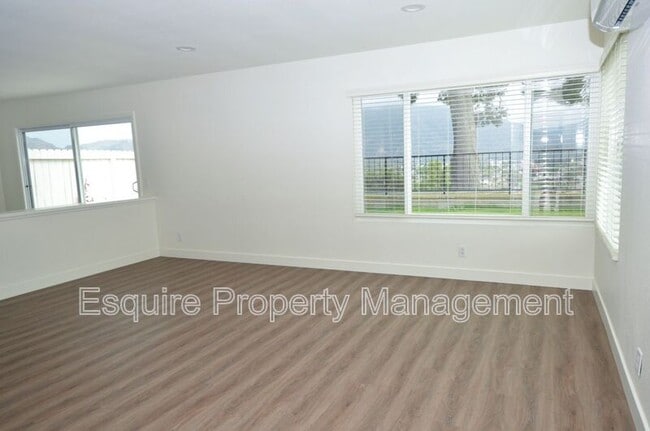 5190 Laurel Park Dr in Camarillo, CA - Building Photo - Building Photo