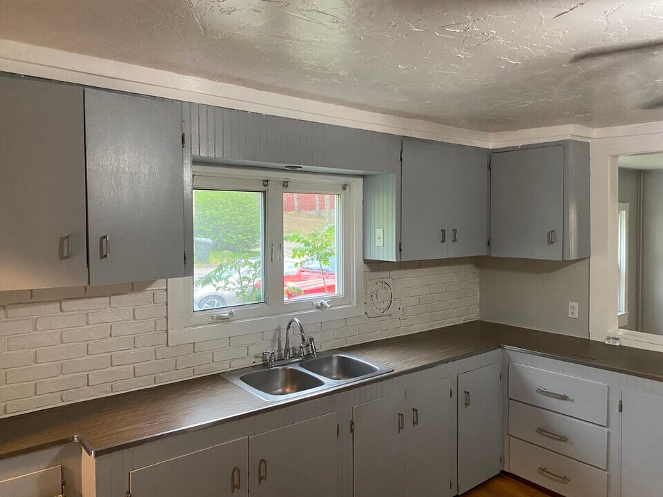 10 Holstrom Ct, Unit Apt. 2 in Auburn, MA - Foto de edificio