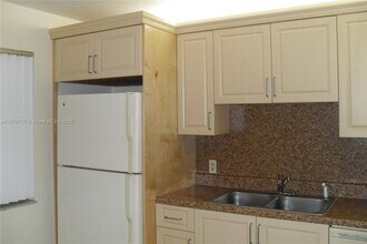16411 Blatt Blvd in Weston, FL - Building Photo - Building Photo