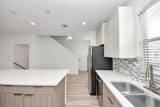 18716 Centro Main St in Shenandoah, TX - Foto de edificio - Building Photo