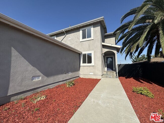 3917 Dwiggins St in Los Angeles, CA - Building Photo - Building Photo
