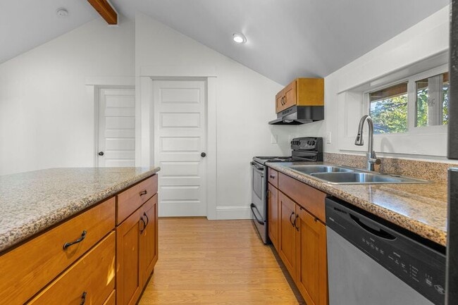 3803 SE 65th Ave in Portland, OR - Building Photo - Building Photo