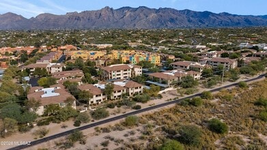 2550 E River Rd in Tucson, AZ - Foto de edificio - Building Photo