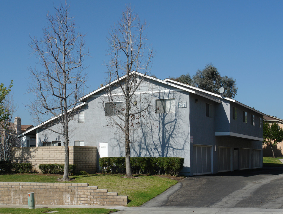 2321 Maryhelen St in Corona, CA - Building Photo