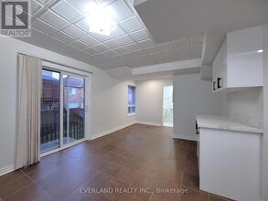 221 Knapton Dr in Newmarket, ON - Building Photo - Building Photo