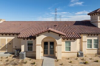 Eagle Villas in Hesperia, CA - Foto de edificio - Building Photo