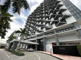 5300 Paseo Blvd in Doral, FL - Building Photo