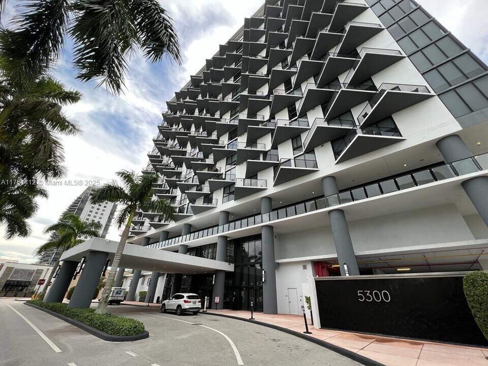 5300 Paseo Blvd in Doral, FL - Building Photo