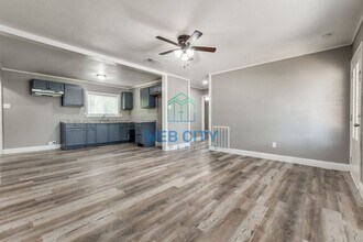 5880 Bluffman Dr in Dallas, TX - Building Photo - Building Photo