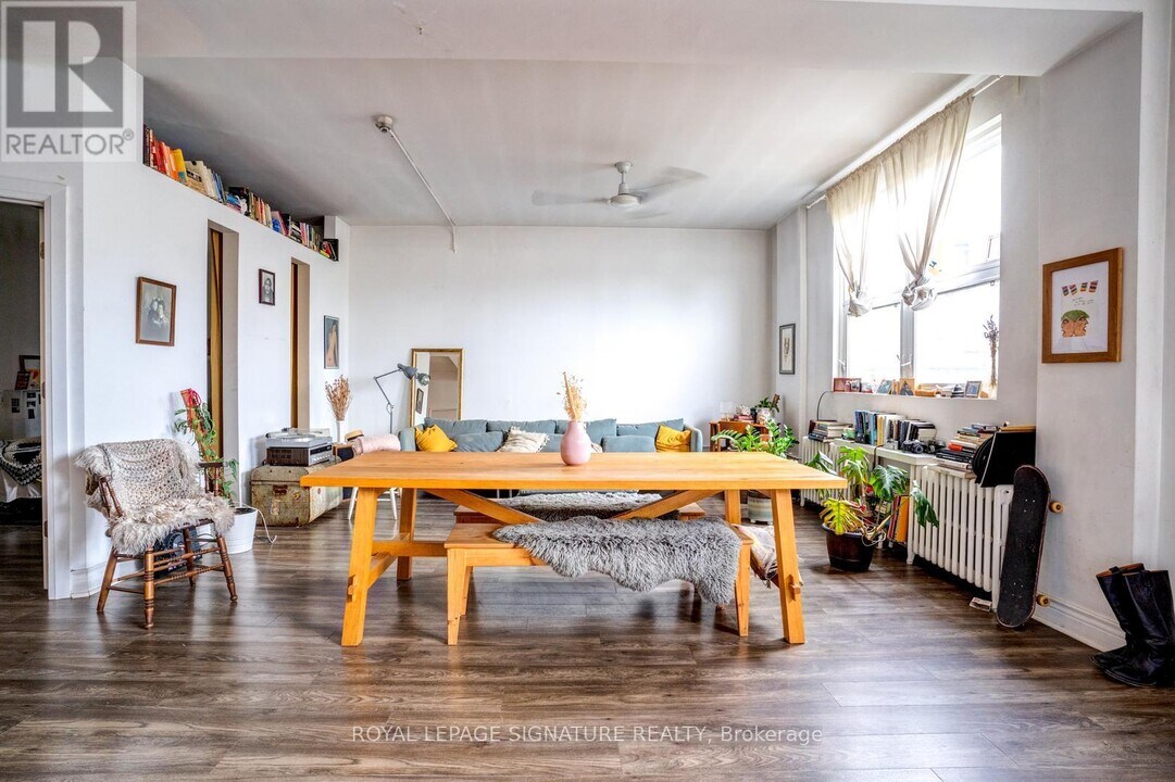 926 King St W in Toronto, ON - Building Photo