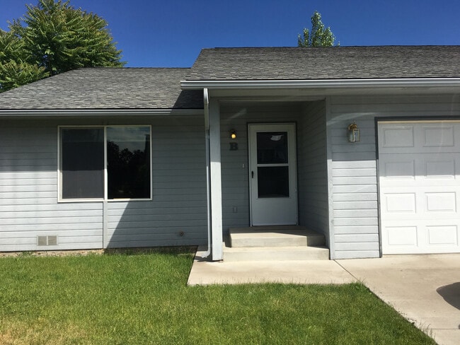 4227B Nola Loop Rd in Yakima, WA - Building Photo - Building Photo