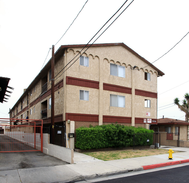 13026 Kornblum Ave in Hawthorne, CA - Building Photo