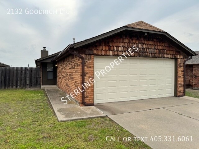 2132 Goodrich Dr in Moore, OK - Building Photo