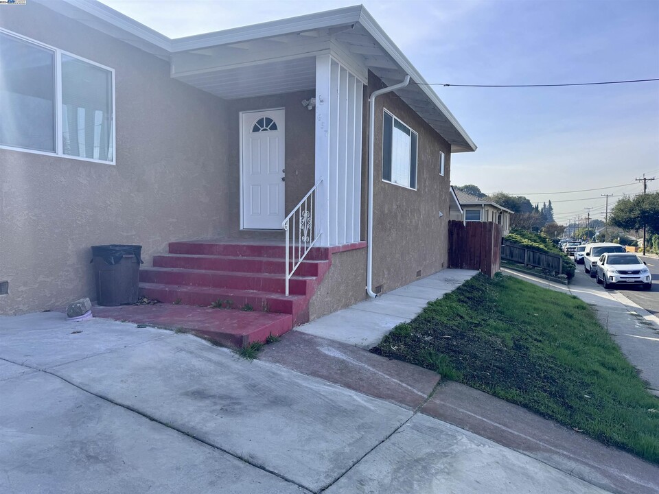 1697 C St in Hayward, CA - Building Photo