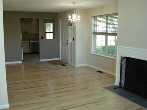 906 W Happfield Dr in Arlington Heights, IL - Building Photo - Building Photo