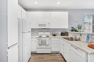 Silverhawk Apartments in La Quinta, CA - Building Photo - Interior Photo