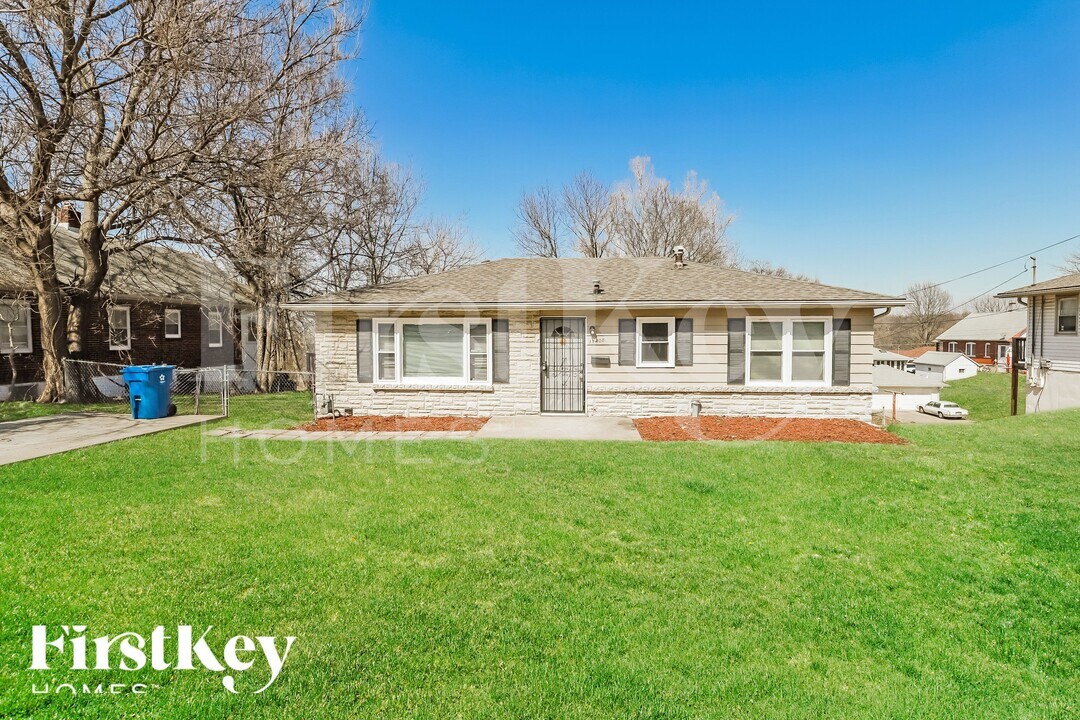 11408 E Scarritt Ave in Sugar Creek, MO - Building Photo