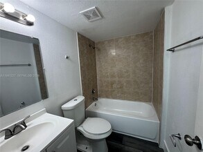 1530 NE 136th St in North Miami, FL - Building Photo - Building Photo