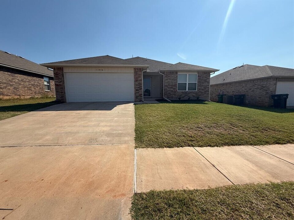 11016 NW 100th St in Yukon, OK - Building Photo