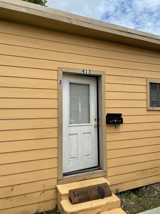 property at 413 N LIVE OAK