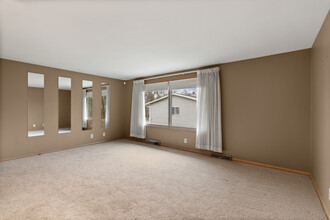 537-541 N Edgelawn Dr in Aurora, IL - Building Photo - Building Photo