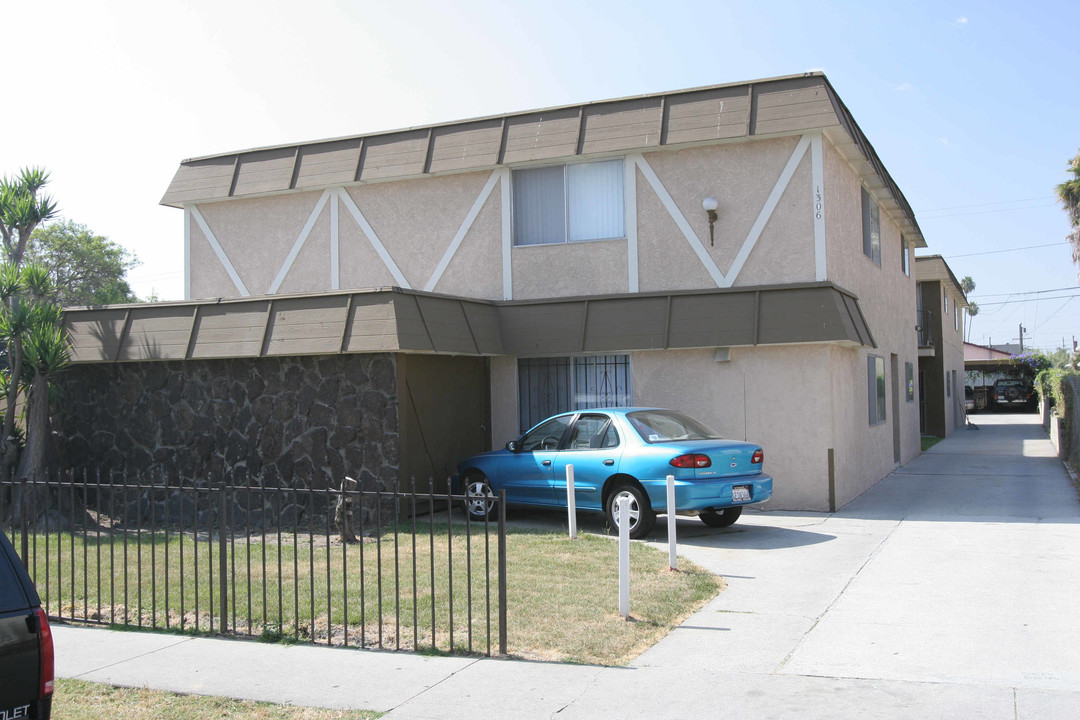 1306 W 94th St in Los Angeles, CA - Building Photo