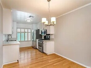 5250 Zelzah Ave in Los Angeles, CA - Building Photo - Building Photo