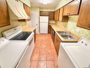 5676 Quince Rd in Memphis, TN - Building Photo - Building Photo