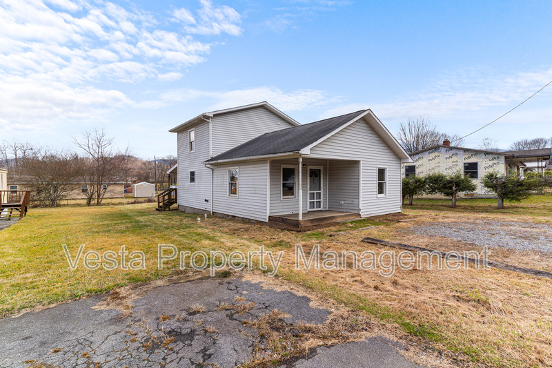 303 Tarheel Dr in Waynesville, NC - Building Photo