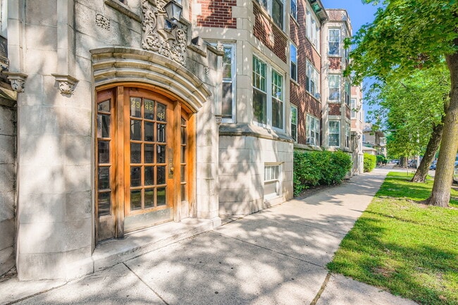 property at 2946 N Pine Grove Ave