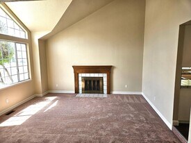 1000 Peach Ct in Hollister, CA - Building Photo