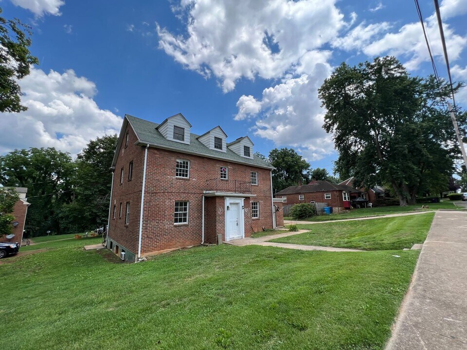 3751 Sunrise Ave NW in Roanoke, VA - Building Photo