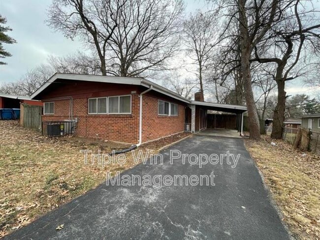 8322 Sagewood Ln in Hazelwood, MO - Foto de edificio - Building Photo