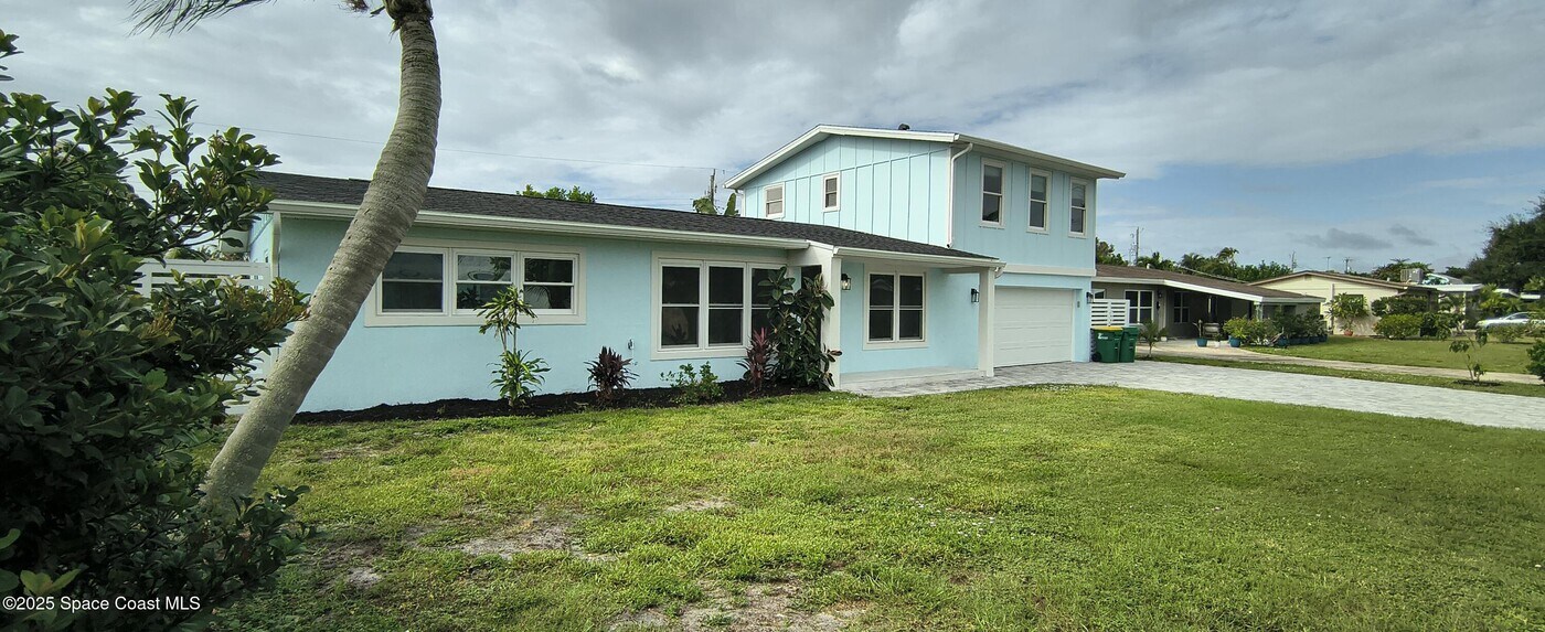 216 NE 3rd St in Satellite Beach, FL - Building Photo