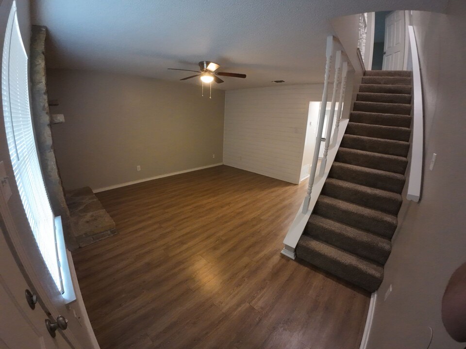 1607 Sun Valley Dr in Cleburne, TX - Building Photo