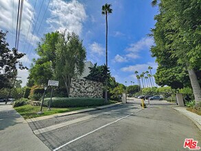 289 S Barrington Ave in Los Angeles, CA - Building Photo - Building Photo