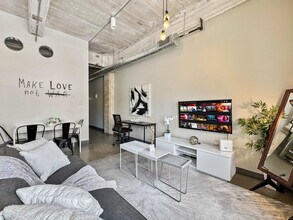 555 Evergreen St in Dallas, TX - Foto de edificio - Building Photo