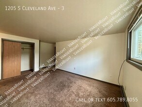1205 S Cleveland Ave in Sioux Falls, SD - Building Photo - Building Photo