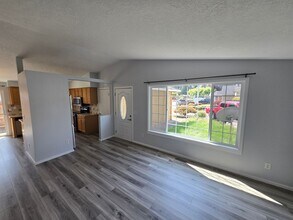 2725 SE 44th Ct in Hillsboro, OR - Building Photo - Building Photo