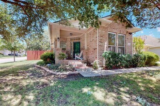 360 Canterbury Dr in Austin, TX - Building Photo - Building Photo