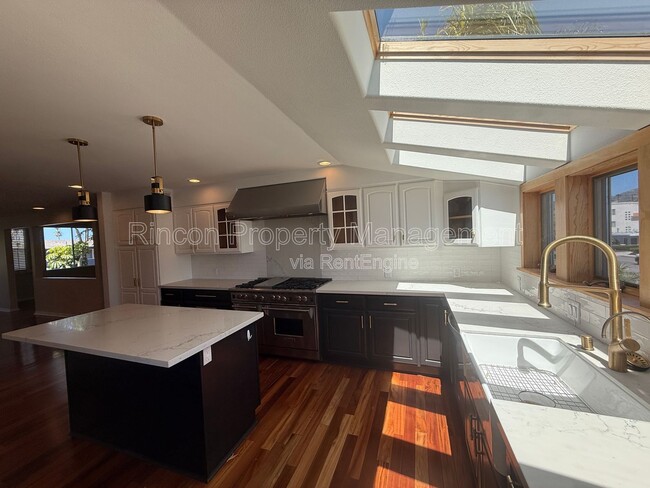 2462 Pierpont Blvd in Ventura, CA - Building Photo - Building Photo