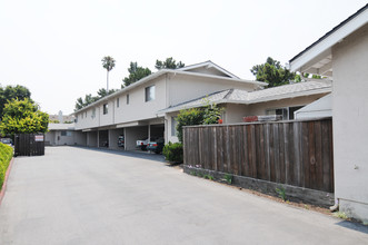 Oro Loma Apartments in Mountain View, CA - Building Photo - Building Photo