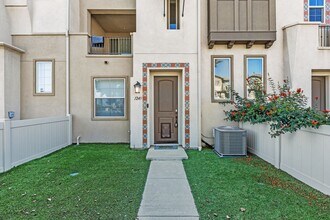 1249 Via Lucero in Oceanside, CA - Foto de edificio - Building Photo