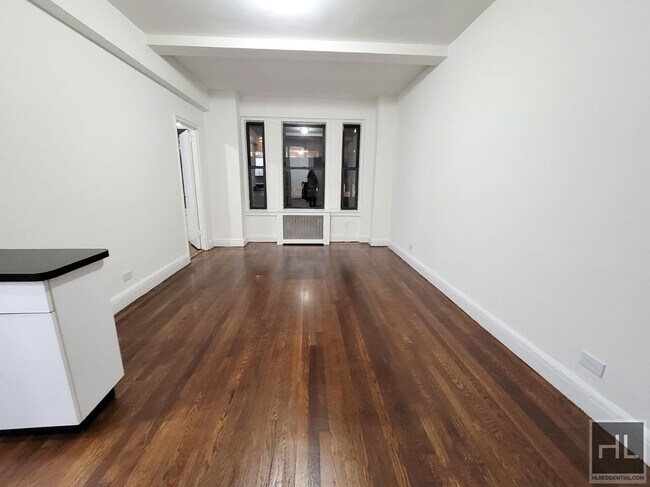 140 E 46th St in New York, NY - Building Photo - Building Photo