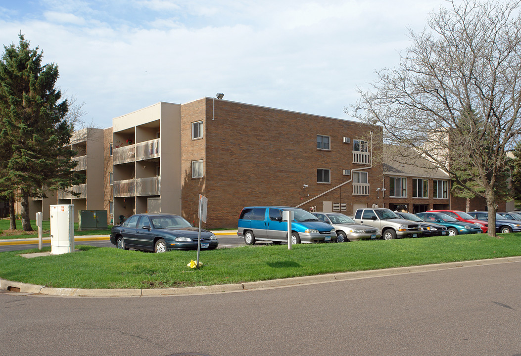 Washington Square Apartments in White Bear Lake, MN - Building Photo