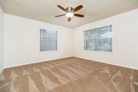 4892 Makenna Cir in Pace, FL - Foto de edificio - Building Photo