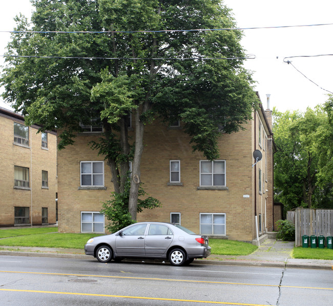 2901 St Clair Ave E in Toronto, ON - Building Photo - Building Photo