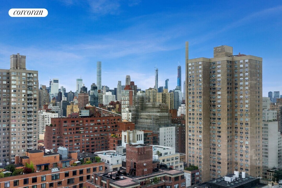 52 East End Ave in New York, NY - Building Photo